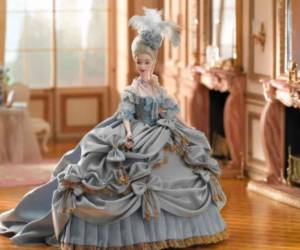 Barbie María Antonieta: Esta muñeca basada en la última reina de Francia es una edición limitada que pertenecer a una línea que se creó basada en mujeres de la realeza. La muñeca tiene rosas de porcelana hechas a mano y viste un impresionante vestido azul que tiene capas sobre capas de tela y borlas y debajo hay pantalones largos. Además cuenta con un sombrero de plumas y un collar de diamantes de imitación. En Amazon se puede encontrar hasta por 5 mil dólares (123,600 lempiras).