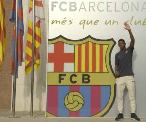El delantero francés Ousmane Dembelé posó para los fotógrafos con sus nuevos colores en el Camp Nou (Foto: Agencia AFP)