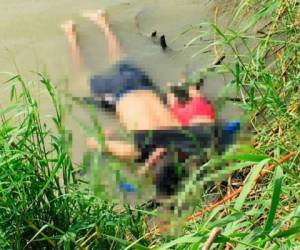 Los cuerpos del migrante salvadore Óscar Alberto Martínez Ramírez y su hija Valeria, de casi 2 años de edad, yacen en la orilla del río Bravo en Matamoros, México, el lunes 24 de junio de 2019.
