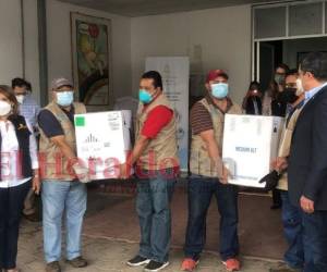 La ministra de Salud y el presidente Hernández recibieron el lote. Foto: David Romero/ EL HERALDO