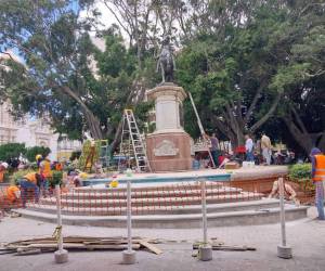 La obra patrimonial, ubicada en el Parque Central de Tegucigalpa, fue lavada con líquidos especiales.