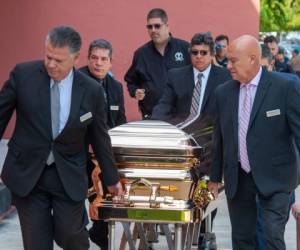 El ataúd con los restos del cantante mexicano José José es llevado al Auditorio del Condado de Miami Dade para una vista pública el domingo 6 de octubre de 2019 en Miami. Fotos: Agencia AP.