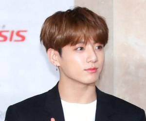 El miembro del grupo de pop coreano BTS, Jungkook, posa para los medios en los premios Asia Artist Awards en Incheon, Corea del Sur. Foto: AP.