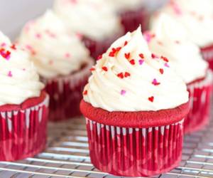 Esta receta te garantizará unos cupcakes esponjosos y siguiendo las indicaciones paso a paso, cualquiera sin experiencia en la repostería, los puede lograr. Foto browneyedbaker