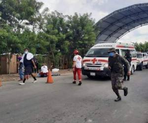 Los miembros de la Cruz Roja de Guatemala intentaron asistir al joven luego del fatal accidente, sin embargo, ya había expirado. Foto: Cortesía