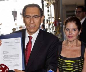 Foto de archivo del presidente de Perú, Martín Vizcarra, y la recién nombrada presidenta interina del Congreso peruano, Mercedes Aráoz. (AFP)