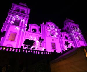 Extensas filas de peregrinos, show de luces, espectacular video mapping y miles de oraciones se vivieron en la Alborada en honor al 277 aniversario del hallazgo de la Virgen de Suyapa. La “patrona de Honduras” fue homenajeada y visitada por todos sus hijos, quienes llegaron desde diversas partes del territorio nacional para orar y agradecer a la “Morenita”. A continuación las imágenes captadas por EL HERALDO.