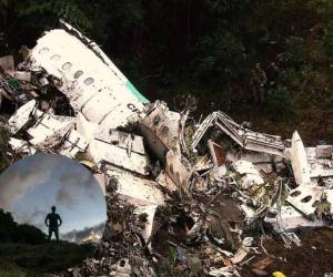 Neto, de 36 años, lució tranquilo durante el simbólico acto en cerro Gordo, ahora llamado cerro Chapecoense, donde chocó la aeronave de matrícula boliviana. Foto:AFP
