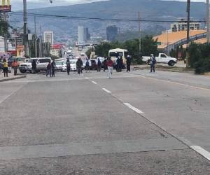 El enfrentamiento se realiza en el bulevar Suyapa, a la altura de la UNAH. Foto: Twitter.