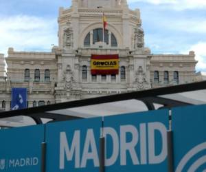 La situación en la capital española se ha deteriorado tanto que una pista de hielo fue transformada en morgue y se ha instalado un hospital de campaña en un pabellón de congresos. Foto: AFP.