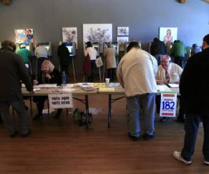 Ted Cruz, campeón del movimiento ultraconservador Tea Party, derrotó fácilmente a Trump en la contienda republicana, mientras que el senador Bernie Sanders le infligió a Hillary Clinton su sexta derrota.