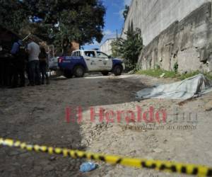 La víctima quedó tirada en una calle de tierra de la colonia capitalina. Foto Marvin Salgado| EL HERALDO