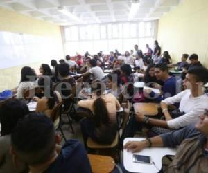 Muchos de los estudiantes que asistieron este lunes a la universidad no tienen la clase matriculada. Foto: Alex Peréz/ElHeraldo