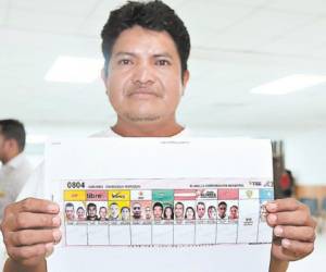 Alejandrino mostró la papeleta en la que figura como candidato. Fotos: El Heraldo Honduras.