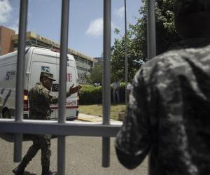 Medios de prensa indicaron que el atacante está aún en el edificio y tiene rehenes.