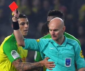 Tony Chapron, de 45 años, arbitra en el campeonato francés desde 14 años -unos 450 partidos de alto nivel-. Es uno de los colegiados de más prestigio del país. (AFP)