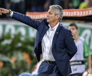 Reinaldo Rueda da instrucciones a sus jugadores (Foto: Agencia AFP)