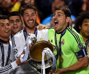 Cristiano Ronaldo, Sergio Ramos, Iker Casillas (ahora jugador del Porto) y Marcelo levantan la copa.