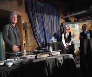 El chef Anthony Bourdain durante una de sus presentaciones públicas en la cocina. (AFP)