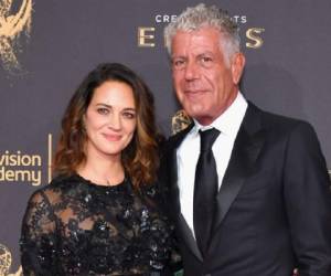 Asia Argento junto a su amado chef Anthony Bourdain, quien este viernes apareció muerto en Francia. (AFP)