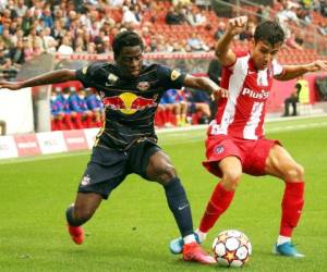 El centrocampista maliense del Red Bull Salzbuurg Mamady Diambou y el mediocampista francés del Atlético de Madrid Geoffrey Edwin Kondogbia compiten por el balón durante un partido amistoso entre el FC Red Bull Salzburg contra el Atlético de Madrid en Salzburgo. Foto:AFP