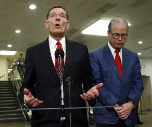 El senador John Barrasso, al centro, congresista por Wyoming y presidente de la Conferencia Republicana, habla ante los medios en compañ­a del senador republicano Mike Braun, de Indiana, en el Capitolio, durante el juicio polí­tico al presidente Donald Trump, en Washington, el jueves 30 de enero de 2020. (AP Foto/Julio Cortez)