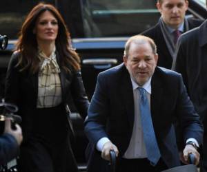 Momento en el que ingresa Harvey Weinstein a la Corte de Nueva York. Foto: AFP.