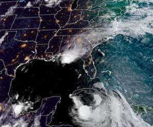 Imagen satelital RAMMB / NOAA obtenida el 24 de agosto de 2020, muestra a la tormenta tropical Laura moviéndose hacia el oeste-noroeste al sur de Cuba (R) y al huracán Marco en la costa del Golfo de EE. UU. (arriba). Foto: AFP