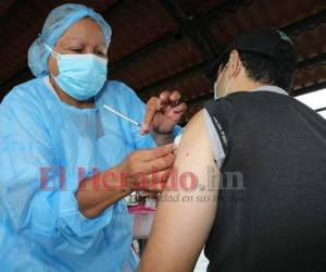Guillén dijo que aunque se busca darle prioridad a los hondureños que esperan por la segunda dosis, siempre se continúa aplicando la primera a grupos priotarios y calcula que diariamente se está vacunando a unos 45,000 compatriotas a nivel nacional. Foto: David Romero/ EL HERALDO