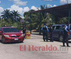 Equipos de la Policía mantienen intensos operativos en Colón para encontrar a los responsable del crimen.