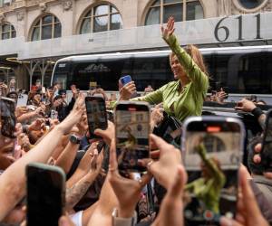La cantante colombiana desató el furor entre decenas de fanáticos que la esperaban desde hacía horas, e incluso desde el día anterior, delante de una tienda efímera dedicada a su nuevo disco.