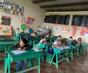 La metodología STEAM integra las Ciencias, Tecnología, Ingeniería, Artes y Matemáticas en el aprendizaje de los estudiantes.