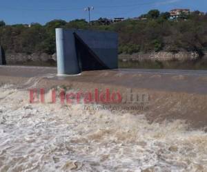 La represa Los Laureles se ubica al suroeste de la capital. De esta presa se abastece un 30% de los abonados del SANAA.