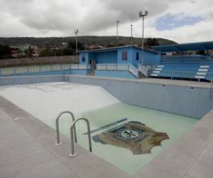En la piscina se realizan pruebas, para verificar si existen filtraciones. Foto: Alejandro Amador/El Heraldo.