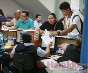 Más de 250 mil empleados públicos existen en Honduras, de estos muchos no están laborando.