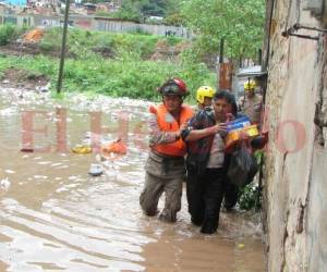 Varios capitalinos mientras son sacados de sus viviendas para ser llevados a albergues. Foto: Alex Pérez/ EL HERALDO