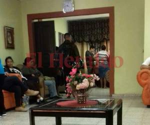 Familiares y amigos velaban los restos del joven Olman Eduardo Herrera Paz en un salón fúnebre. Foto: EL HERALDO