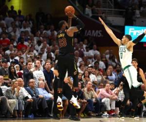 LeBron James # 23 de Cleveland Cavaliers dispara una canasta de tres puntos en el cuarto cuarto contra Jayson Tatum de los Celtics de Boston durante el Juego Seis de las Finales de la Conferencia Este de la NBA 2018 en Quicken Loans Arena. Foto: Agencia AFP.