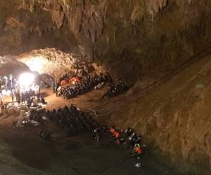 En esta fotografía de archivo del 26 de junio de 2018, rescatistas aguardan durante la búsqueda de un equipo infantil de fútbol y su entrenador atrapados en una cueva. Foto: AP.