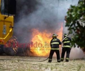 Miembros del Cuerpo de Bomberos luchan por apagar el fuego que se reproducía rápidamente. Foto: Emilio Flores/ EL HERALDO