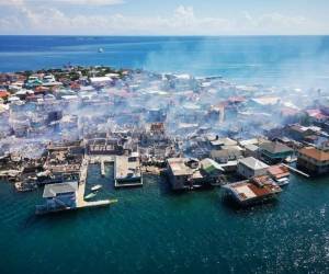 Vista aérea de la isla de Guanaja tras un incendio, en las turísticas Islas de la Bahía, Honduras, el 2 de octubre de 2021. Foto: Agencia AFP.
