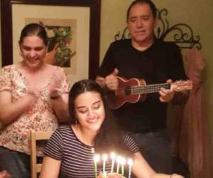 La hija del cantautor hondureño compartió varias fotografías junto a su padre (Foto: Redes)