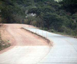 Los pobladores de Azacualpa denunciaron que la obra de pavimentación quedó abandonada desde mayo, pese a que se habían prometido 11 kilómetros y solo se completaron 2.9.