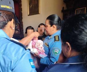 Las autoridades policiales se hicieron cargo de la recién nacida y coordinaron su traslado para recibir atención médica y quedar bajo resguardo especializado.