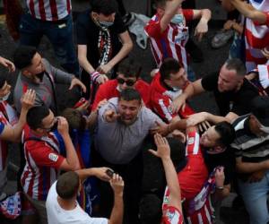 Aficionados del Atlético de Madrid celebran la Liga en Neptuno. Foto AFP