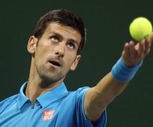 El serbio Novak Djokovic prepara un saque en el partido ante el alemán Jan-Lennard Struff en el Abierto de Doha. Foto: Agencia AFP / El Heraldo.