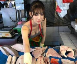 Ayuda a su madre en un puesto de venta de pescado en un mercado de la ciudad de Changhua, Taiwán. Fotos cortesía Instagram