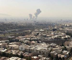 Irán anunció el cierre de su espacio aéreo después de que se escucharan varias explosiones en diversos puntos de Teherán.