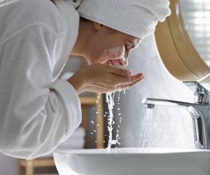Olvídate del mito de que engrasa el rostro: te contamos cómo funciona la <b>limpieza con aceite</b>, por qué protege tu barrera cutánea y cómo transforma por completo la salud y el brillo de tu piel.