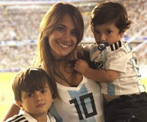 Thiago y Mateo, acompañados de su madre, Antonela Roccuzzo. Foto: Redes Sociales